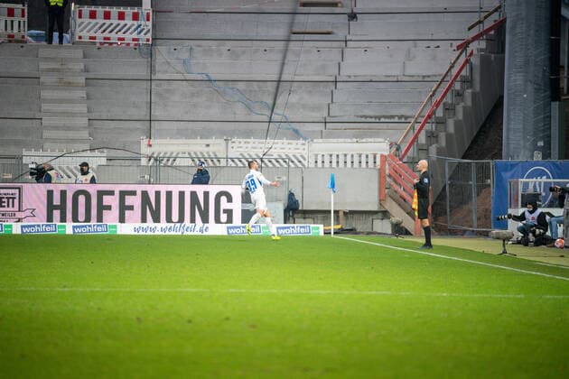 Sport Themen der Woche KW50 Sport Bilder des Tages Tor zum 2:2 durch Pascal Breier (FC Hansa Rostock, 39), GER, Karlsruher SC (KSC) vs. Hansa Rostock (HRO), Fussball, 2. Bundesliga, 18. Spieltag, Spielzeit 2021 2022, 19.12.2021, DFB DFL regulations prohibit any use of photographs as image sequences and or quasi-video., GER, Karlsruher SC (KSC) vs. Hansa Rostock (HRO), Fussball, 2. Bundesliga, 18. Spieltag, Spielzeit 2021 2022, 19.12.2021 Karlsruhe *** Goal to 2 2 by Pascal Breier FC Hansa Rostock, 39 , GER, Karlsruher SC KSC vs Hansa Rostock HRO , Football, 2 Bundesliga, 18 Spieltag, Spielzeit 2021 2022, 19 12 2021, DFB DFL regulations prohibit any use of photographs as image sequences and or quasi video , GER, Karlsruher SC KSC vs Hansa Rostock HRO , Football, 2 Bundesliga, 18 Spieltag, Spielzeit 2021 2022, 19 12 2021 Karlsruhe Copyright: xEibner-Pressefoto SaschaxWaltherx EP_EER