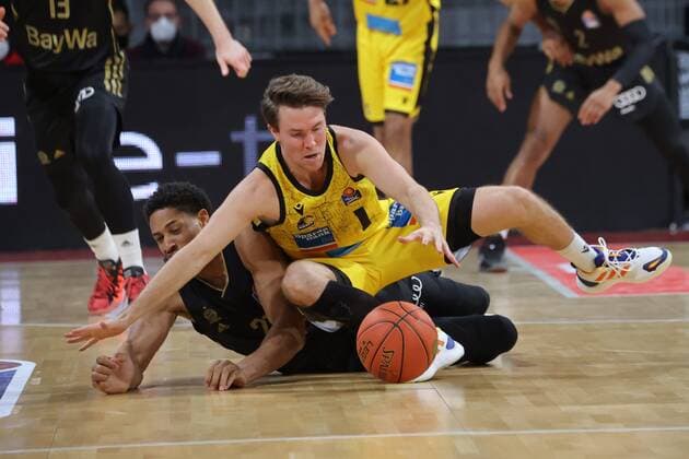 Ludwigsburgs 1 HULLS on Bayerns 21 Augustine RUBIT Basketball, FC Bayern Ludwigsburg, on 19 12 2021, Basketball Bundesliga, FC Bayern Munich Basketball MHP Riesen Ludwigsburg, 2021 2022 season, in Munich, A U D I D O M E, Germany Source Copyright Credit Oryk HAIST xx