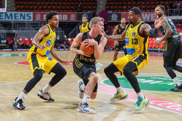 Ognjen Jaramaz FC Bayern Muenchen Basketball, 10 vs James Woodard MHP Riesen Ludwigsburg, 8 and Yorman Polas Bartolo MHP Riesen Ludwigsburg, 13 FC Bayern Muenchen vs MHP Riesen Ludwigsburg, Basketball, BBL, Matchday 11, Season 2021 2022, 19 12 2021 FC Bayern Muenchen vs MHP Riesen Ludwigsburg, Basketball, BBL, Matchday 11, Season 2021 2022, 19 12 2021 Muenchen. Copyright: xEibnerxPressefotox xHeikexFeinerx EP_EER