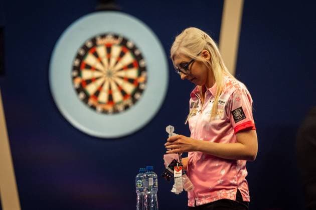Sport Themen der Woche KW50 Sport Bilder des Tages PDC World Darts Championship 2022 Fallon Sherrock (England) defeated in her Round 1 match with Steve Beaton (England) (not in picture), during the PDC World Darts Championship 2022, at Alexandra Palace, London, United Kingdom on 19 December 2021. London Alexandra Palace London United Kingdom Editorial use only , Copyright: xIanxStephenx PSI-14252-0111