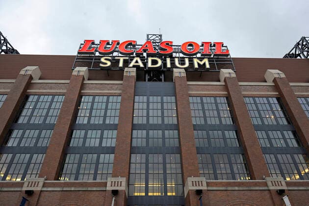 INDIANAPOLIS, IN - DECEMBER 18: An overview of the exterior of the stadium before the start of the NFL, American Football Herren, USA football game between the New England Patriots and the Indianapolis Colts on December 18, 2021, at Lucas Oil Stadium in Indianapolis, Indiana. (Photo by Michael Allio Icon Sportswire) NFL: DEC 18 Patriots at Colts Icon116211218025