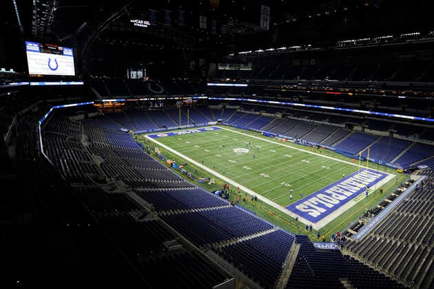 INDIANAPOLIS, IN - DECEMBER 18: An overview of the field as players warm up before the start of the NFL, American Football Herren, USA football game between the New England Patriots and the Indianapolis Colts on December 18, 2021, at Lucas Oil Stadium in Indianapolis, Indiana. (Photo by Michael Allio Icon Sportswire) NFL: DEC 18 Patriots at Colts Icon116211218039