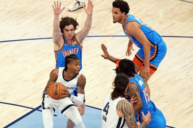 Memphis Grizzlies Ja Mortant (12) looks to shoot as Oklahoma City Thunder Josh Giddy (3) defends in the first half of the the game at FedEx Forum in Memphis, Tennessee, USA, 20, December 2021. (Karen Pulfer Focht EFE) Thunder at Memphis Grizzlies Basketball !ACHTUNG: NUR REDAKTIONELLE NUTZUNG!  Copyright: xKARENxPULFERxFOCHTx AME5593 20211221-2cba6874e87566c9679fd5cb5266eda58649b7c3