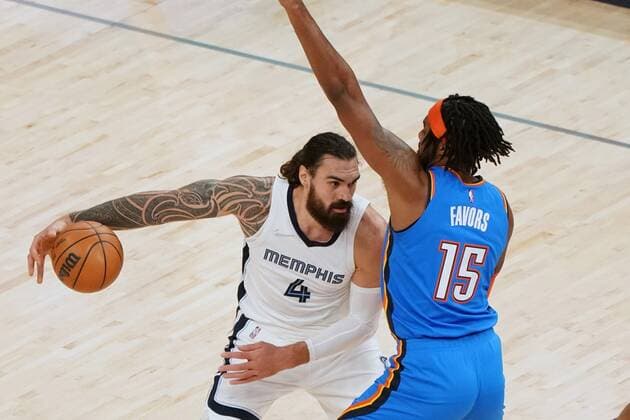 Memphis Grizzlies Steven Adams (4) pushes past Oklahoma City Thunder Derrick Favors (15) in the first half of the the game at FedEx Forum in Memphis, Tennessee, USA, 20, December 2021. (Karen Pulfer Focht EFE) Thunder at Memphis Grizzlies Basketball !ACHTUNG: NUR REDAKTIONELLE NUTZUNG!  Copyright: xKARENxPULFERxFOCHTx AME5595 20211221-ce45b6d2758cef493f0680fbc417a71b3cf717a3