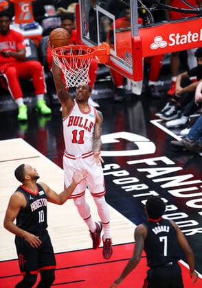 CHICAGO, IL - DECEMBER 20: Chicago Bulls Forward DeMar DeRozan (11) in action making a layup during a NBA, Basketball Herren, USA game between the Houston Rockets and the Chicago Bulls on December 20, 2021 at the United Center in Chicago, IL. (Photo by Melissa Tamez Icon Sportswire) NBA: DEC 20 Rockets at Bulls Icon2112200909