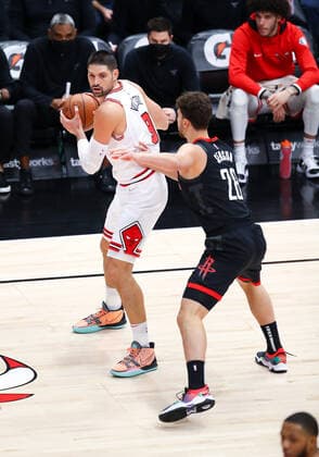 CHICAGO, IL - DECEMBER 20: Houston Rockets Center Alperen Sengun (28) posts up against Chicago Bulls Center Nikola Vucevic (9) during a NBA, Basketball Herren, USA game between the Houston Rockets and the Chicago Bulls on December 20, 2021 at the United Center in Chicago, IL. (Photo by Melissa Tamez Icon Sportswire) NBA: DEC 20 Rockets at Bulls Icon2112201515