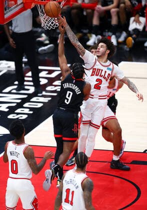 CHICAGO, IL - DECEMBER 20: Chicago Bulls Guard Lonzo Ball (2) fouls Houston Rockets Guard Josh Christopher (9) during a NBA, Basketball Herren, USA game between the Houston Rockets and the Chicago Bulls on December 20, 2021 at the United Center in Chicago, IL. (Photo by Melissa Tamez Icon Sportswire) NBA: DEC 20 Rockets at Bulls Icon2112201616