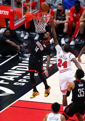 CHICAGO, IL - DECEMBER 20: Houston Rockets Guard D.J. Augustin (14) drives to the basket for a layup during a NBA, Basketball Herren, USA game between the Houston Rockets and the Chicago Bulls on December 20, 2021 at the United Center in Chicago, IL. (Photo by Melissa Tamez Icon Sportswire) NBA: DEC 20 Rockets at Bulls Icon2112201919