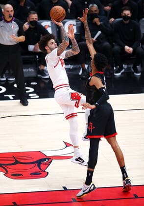 CHICAGO, IL - DECEMBER 20: Chicago Bulls Guard Lonzo Ball (2) shoots the ball during a NBA, Basketball Herren, USA game between the Houston Rockets and the Chicago Bulls on December 20, 2021 at the United Center in Chicago, IL. (Photo by Melissa Tamez Icon Sportswire) NBA: DEC 20 Rockets at Bulls Icon2112202020