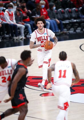 CHICAGO, IL - DECEMBER 20: Chicago Bulls Guard Lonzo Ball (2) in action during a NBA, Basketball Herren, USA game between the Houston Rockets and the Chicago Bulls on December 20, 2021 at the United Center in Chicago, IL. (Photo by Melissa Tamez Icon Sportswire) NBA: DEC 20 Rockets at Bulls Icon2112202323