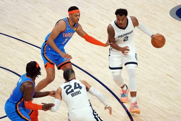 Memphis Grizzlies Xavier Tillman (2) drives the ball past Oklahoma City Thunder s Santi Aldama (7) in the second half of the the game at FedEx Forum in Memphis, Tennessee, USA, 20, December 2021. (Karen Pulfer Focht EFE) Thunder at Memphis Grizzlies Basketball !ACHTUNG: NUR REDAKTIONELLE NUTZUNG!  Copyright: xKARENxPULFERxFOCHTx AME5619 20211221-b631fe89abd08f9425f8ae6443acdee1fb95badb