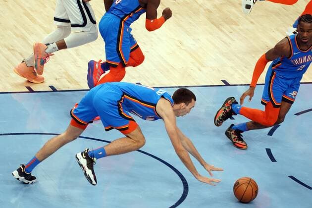 Oklahoma City Thunder Aleksej Pokusevski (17) loses control of the ball in the second half of the the game against Memphis at FedEx Forum in Memphis, Tennessee, USA, 20, December 2021. (Karen Pulfer Focht EFE) Thunder at Memphis Grizzlies Basketball !ACHTUNG: NUR REDAKTIONELLE NUTZUNG!  Copyright: xKARENxPULFERxFOCHTx AME5622 20211221-db6f61cb9b36107d988565e45a09339db2640c14