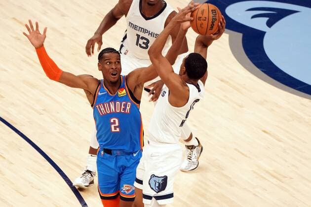 Oklahoma City Thunder Shai Gilgeous-Alexander (2) defends Memphis Grizzlies De Anthony Melton (0) in the second half of the the game at FedEx Forum in Memphis, Tennessee, USA, 20, December 2021. (Karen Pulfer Focht EFE) Thunder at Memphis Grizzlies Basketball !ACHTUNG: NUR REDAKTIONELLE NUTZUNG!  Copyright: xKARENxPULFERxFOCHTx AME5623 20211221-705284d62242c6d2df8d53d05b40ad9c48aeb8e4