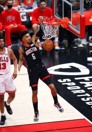 CHICAGO, IL - DECEMBER 20: Houston Rockets Forward Kenyon Martin Jr. (6) slam dunks the ball during a NBA, Basketball Herren, USA game between the Houston Rockets and the Chicago Bulls on December 20, 2021 at the United Center in Chicago, IL. (Photo by Melissa Tamez Icon Sportswire) NBA: DEC 20 Rockets at Bulls Icon2112202626