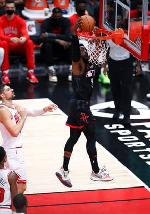 CHICAGO, IL - DECEMBER 20: Houston Rockets Guard David Nwaba (2) slam dunks the ball during a NBA, Basketball Herren, USA game between the Houston Rockets and the Chicago Bulls on December 20, 2021 at the United Center in Chicago, IL. (Photo by Melissa Tamez Icon Sportswire) NBA: DEC 20 Rockets at Bulls Icon2112202929
