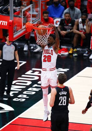 CHICAGO, IL - DECEMBER 20: Chicago Bulls Forward Alfonzo McKinnie (28) slam dunks the basketball during a NBA, Basketball Herren, USA game between the Houston Rockets and the Chicago Bulls on December 20, 2021 at the United Center in Chicago, IL. (Photo by Melissa Tamez Icon Sportswire) NBA: DEC 20 Rockets at Bulls Icon2112203030
