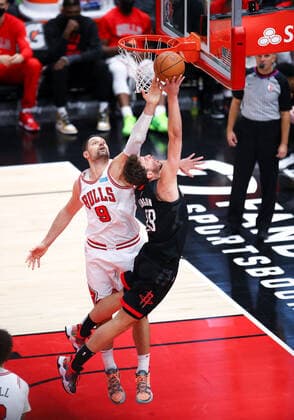 Sport Bilder des Tages CHICAGO, IL - DECEMBER 20: Chicago Bulls Center Nikola Vucevic (9) blocks Houston Rockets Center Alperen Sengun (28) basket during a NBA, Basketball Herren, USA game between the Houston Rockets and the Chicago Bulls on December 20, 2021 at the United Center in Chicago, IL. (Photo by Melissa Tamez Icon Sportswire) NBA: DEC 20 Rockets at Bulls Icon2112203131