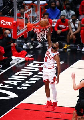 CHICAGO, IL - DECEMBER 20: Chicago Bulls Guard Coby White (0) slam dunks the ball during a NBA, Basketball Herren, USA game between the Houston Rockets and the Chicago Bulls on December 20, 2021 at the United Center in Chicago, IL. (Photo by Melissa Tamez Icon Sportswire) NBA: DEC 20 Rockets at Bulls Icon2112203232
