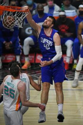 Sport Themen der Woche KW51 Sport Bilder des Tages LOS ANGELES, CA - DECEMBER 20: LA Clippers center Ivica Zubac (40) dunks over San Antonio Spurs center Jakob Poeltl (25) in the first half (Photo by John McCoy Icon Sportswire) NBA, Basketball Herren, USA DEC 20 Spurs at Clippers Icon2112200438