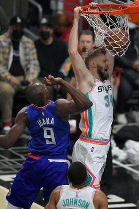 LOS ANGELES, CA - DECEMBER 20: San Antonio Spurs center Jock Landale (34) gets past LA Clippers center Serge Ibaka (9) for a dunk in the first half. (Photo by John McCoy Icon Sportswire) NBA, Basketball Herren, USA DEC 20 Spurs at Clippers Icon2112200754
