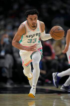 LOS ANGELES, CA - DECEMBER 20: San Antonio Spurs guard Tre Jones (33) brings the ball up the floor agaisnt the LA Clippers in the first half. (Photo by John McCoy Icon Sportswire) NBA, Basketball Herren, USA DEC 20 Spurs at Clippers Icon2112201133