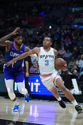 LOS ANGELES, CA - DECEMBER 20: LA Clippers guard Paul George (13) guards San Antonio Spurs forward Keldon Johnson (3) in the second half of an NBA, Basketball Herren, USA game on December 20, 2021, at Staples Center in Los Angeles, CA. (Photo by John McCoy Icon Sportswire) NBA: DEC 20 Spurs at Clippers Icon2112201526