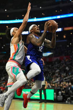 LOS ANGELES, CA - DECEMBER 20: LA Clippers guard Eric Bledsoe (12) gets past San Antonio Spurs guard Derrick White (4) in the second half of an NBA, Basketball Herren, USA game on December 20, 2021, at Staples Center in Los Angeles, CA. (Photo by John McCoy Icon Sportswire) NBA: DEC 20 Spurs at Clippers Icon2112204891