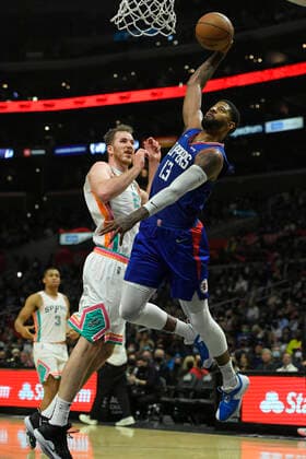 LOS ANGELES, CA - DECEMBER 20: LA Clippers guard Paul George (13) goes up for a shot over San Antonio Spurs center Jakob Poeltl (25) in the second half of an NBA, Basketball Herren, USA game on December 20, 2021, at Staples Center in Los Angeles, CA. (Photo by John McCoy Icon Sportswire) NBA: DEC 20 Spurs at Clippers Icon2112205003