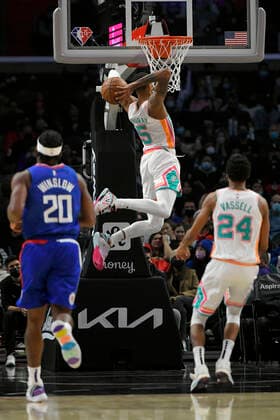LOS ANGELES, CA - DECEMBER 20: San Antonio Spurs guard Dejounte Murray (5) dunks while LA Clippers forward Justise Winslow (20) and San Antonio Spurs guard Devin Vassell (24) look on in the second half of an NBA, Basketball Herren, USA game on December 20, 2021, at Staples Center in Los Angeles, CA. (Photo by John McCoy Icon Sportswire) NBA: DEC 20 Spurs at Clippers Icon2112205104
