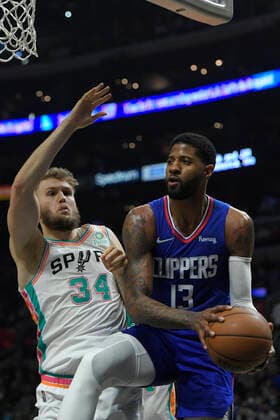 LOS ANGELES, CA - DECEMBER 20: San Antonio Spurs center Jock Landale (34) guards LA Clippers guard Paul George (13) in the second half of an NBA, Basketball Herren, USA game on December 20, 2021, at Staples Center in Los Angeles, CA. (Photo by John McCoy Icon Sportswire) NBA: DEC 20 Spurs at Clippers Icon2112204596