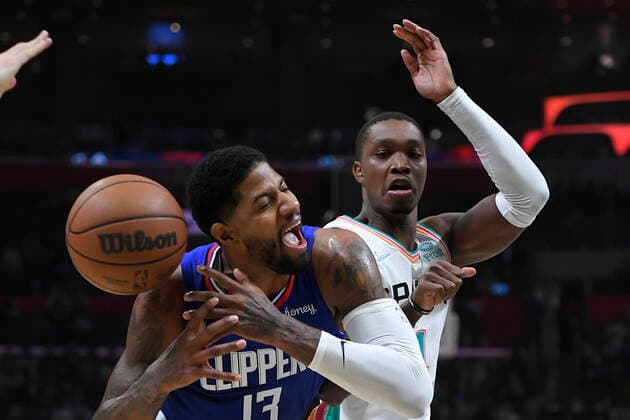 LOS ANGELES, CA - DECEMBER 20: LA Clippers guard Paul George (13) lost the ball while getting past San Antonio Spurs guard Lonnie Walker IV (1) in the second half of an NBA, Basketball Herren, USA game on December 20, 2021, at Staples Center in Los Angeles, CA. (Photo by John McCoy Icon Sportswire) NBA: DEC 20 Spurs at Clippers Icon2112204701