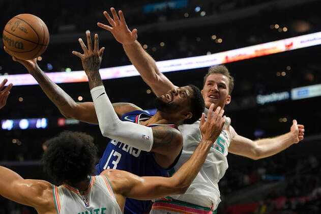 Sport Bilder des Tages LOS ANGELES, CA - DECEMBER 20: LA Clippers guard Paul George (13) tires to shoot the ball over San Antonio Spurs center Jakob Poeltl (25) and guard Derrick White (4) in the second half of an NBA, Basketball Herren, USA game on December 20, 2021, at Staples Center in Los Angeles, CA. (Photo by John McCoy Icon Sportswire) NBA: DEC 20 Spurs at Clippers Icon2112204974