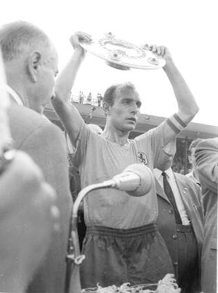 Eintracht Braunschweig - 1. FC Nuernberg 4:1 03.06.1967 Braunschweig Deutscher Meister. Kapitän Joachim Baese (Eintracht Braunschweig) mit Meisterschale *** Eintracht Braunschweig 1 FC Nuernberg 4 1 03 06 1967 Braunschweig German Champion Captain Joachim Baese Eintracht Braunschweig with championship trophy HM
