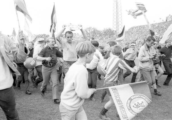 Eintracht Braunschweig - 1. FC Nuernberg 4:1 03.06.1967 Braunschweig Deutscher Meister Joachim Baese (Eintracht Braunschweig) mit Meisterschale, umgeben von Fans, die den Platz gestürmt haben *** Eintracht Braunschweig 1 FC Nuernberg 4 1 03 06 1967 Braunschweig German Champion Joachim Baese Eintracht Braunschweig with championship trophy, surrounded by fans storming the pitch HM