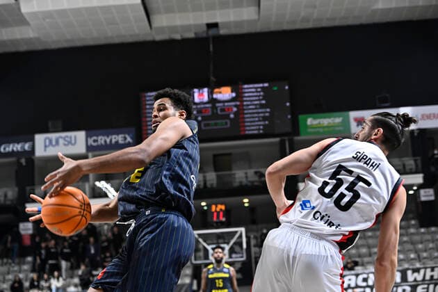 Kenan Sipahi (R) of Besiktas Icrypex and Norris Agbakoko of Ewe Baskets Oldenburg during the FIBA Champions League group H match between Besiktas Icrypex and Ewe Baskets Oldenburg at Besiktas Akatlar Arena in Istanbul , Turkey on December 21 , 2021. ( Photo by Seskimphoto ) 