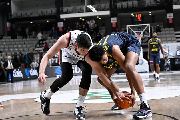 Furkan Haltali (L) of Besiktas Icrypex and Norris Agbakoko (R) of Ewe Baskets Oldenburg during the FIBA Champions League group H match between Besiktas Icrypex and Ewe Baskets Oldenburg at Besiktas Akatlar Arena in Istanbul , Turkey on December 21 , 2021. ( Photo by Seskimphoto ) 