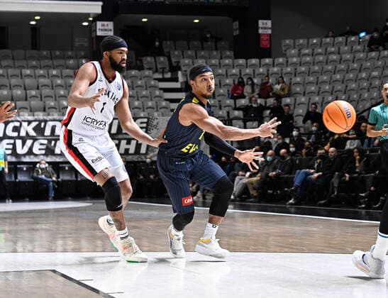 Dedric Lawson (L) of Besiktas Icrypex and Phil Pressey (R) of Ewe Baskets Oldenburg during the FIBA Champions League group H match between Besiktas Icrypex and Ewe Baskets Oldenburg at Besiktas Akatlar Arena in Istanbul , Turkey on December 21 , 2021. ( Photo by Seskimphoto ) 
