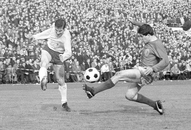 Fortuna Düsseldorf - Eintracht Braunschweig 1:1 Klaus Gerwien (Eintracht) schiesst, rechts Werner Biskup F95 24.04.1967 *** Fortuna Düsseldorf Eintracht Braunschweig 1 1 Klaus Gerwien Eintracht shoots, right Werner Biskup F95 24 04 1967 HM