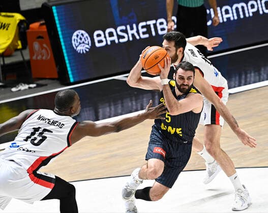 Isaiah Whitehead (15) of Besiktas Icrypex and Matt Farrell (5) of Ewe Baskets Oldenburg during the FIBA Champions League group H match between Besiktas Icrypex and Ewe Baskets Oldenburg at Besiktas Akatlar Arena in Istanbul , Turkey on December 21 , 2021. ( Photo by Seskimphoto ) 