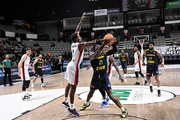 Rondae Hollis-Jefferson (L) of Besiktas Icrypex and Tai Odiase (21) of Ewe Baskets Oldenburg during the FIBA Champions League group H match between Besiktas Icrypex and Ewe Baskets Oldenburg at Besiktas Akatlar Arena in Istanbul , Turkey on December 21 , 2021. ( Photo by Seskimphoto ) 
