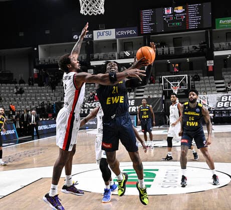 Rondae Hollis-Jefferson (L) of Besiktas Icrypex and Tai Odiase (21) of Ewe Baskets Oldenburg during the FIBA Champions League group H match between Besiktas Icrypex and Ewe Baskets Oldenburg at Besiktas Akatlar Arena in Istanbul , Turkey on December 21 , 2021. ( Photo by Seskimphoto ) 