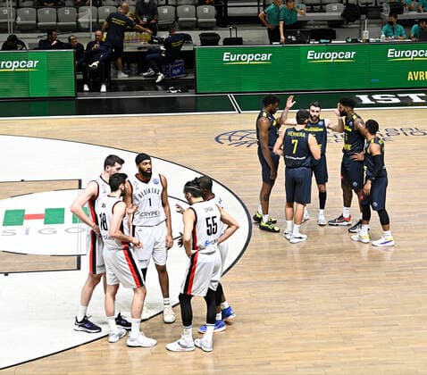 Players of Besiktas Icrypex and Players of Ewe Baskets Oldenburg during the FIBA Champions League group H match between Besiktas Icrypex and Ewe Baskets Oldenburg at Besiktas Akatlar Arena in Istanbul , Turkey on December 21 , 2021. ( Photo by Seskimphoto ) 