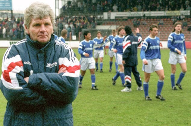 From 2 BL season 1992 1993 Eintracht Braunschweig yellow against the VfB Leipzig 1 1 on 06 03 1993 in the Eintracht stadium VfB coach Juergen Sundermann and VfB player