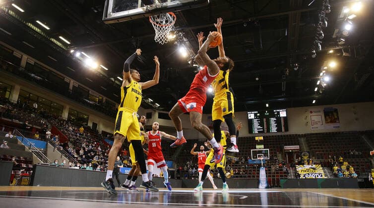 Ludwigsburg , Basketball Champions League MHP Riesen Ludwigsburg vs BC Prometey , from left Jonathan Bähre Riesen D Angelo Harris Prometey Jonah Radebaugh Riesen