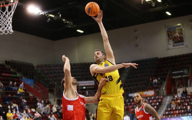 Ludwigsburg , Basketball Champions League MHP Riesen Ludwigsburg vs BC Prometey , from left Miro Bilan Prometey Jpnas Wohlfarth Bottermann Riesen