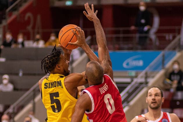 GER Justin SIMON MHP Riesen Ludwigsburg, 5 Chris DOWE Prometey BC, 0 , MHP Riesen Ludwigsburg vs BC Prometey, Basketball, Basketball Champions League, Matchday 6, 2021 2022, 21 12 2021, MHP Riesen Ludwigsburg vs BC Prometey, Basketball, Basketball Champions League, Matchday 6, 2021 2022, 21 12 2021 Ludwigsburg. Copyright: xEibner-Pressefotox EP_FMR