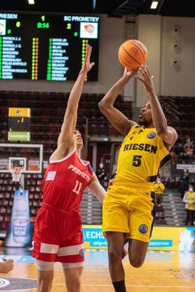 GER Justin SIMON MHP Riesen Ludwigsburg, 5 Oleksandr LYPOVYY Prometey BC, 11 ,MHP Riesen Ludwigsburg vs BC Prometey, Basketball, Basketball Champions League, Matchday 6, 2021 2022, 21 12 2021, MHP Riesen Ludwigsburg vs BC Prometey, Basketball, Basketball Champions League, Matchday 6, 2021 2022, 21 12 2021 Ludwigsburg Copyright: xEibner-Pressefotox EP_FMR