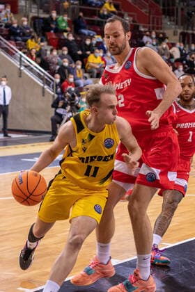 GER Lukas HERZOG MHP Riesen Ludwigsburg, 11 Miro BILAN Prometey BC, 2 ,MHP Riesen Ludwigsburg vs BC Prometey, Basketball, Basketball Champions League, 6 Matchday, 2021 2022, 21 12 2021, MHP Riesen Ludwigsburg vs BC Prometey, Basketball, Basketball Champions League, 6 Matchday, 2021 2022, 21 12 2021 Ludwigsburg Copyright: xEibner-Pressefotox EP_FMR