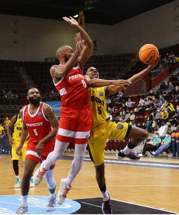 Ludwigsburg , Basketball Champions League MHP Riesen Ludwigsburg vs BC Prometey , from left Chris Dowe Prometey Justin Simon Riesen