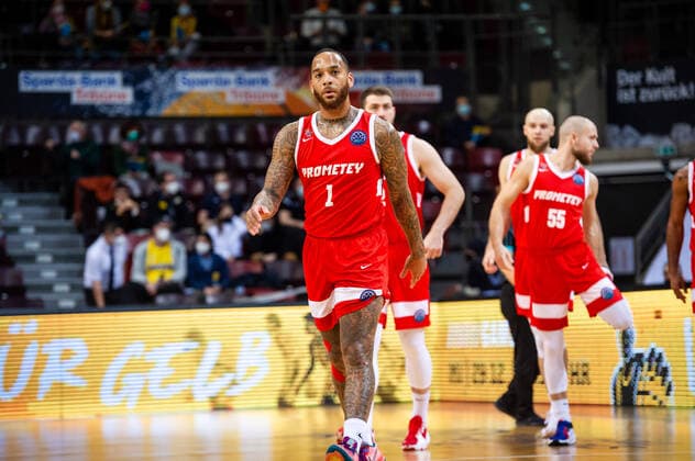 D Angelo Harrison BC Prometey 1 and team at the BCL game MHP RIESEN Ludwigsburg vs BC Prometey on 21 12 2021 in Ludwigsburg MHPArena Germany Ludwigsburg 21 12 21 Basketball , 21 12 2021, Ludwigsburg Germany xpxsdx